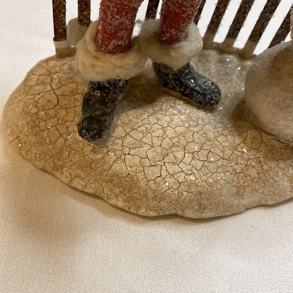 Andy Faye. Santa builds snowman. - Picture 4 of 10